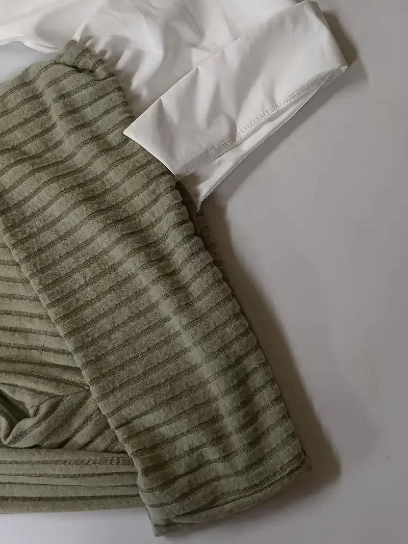 Trendig grön asymmetrisk damtopp med modern design. En stilren och bekväm festtopp för kvinnor.