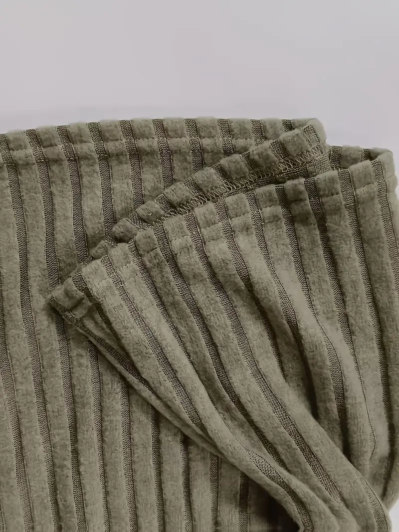 Elegant och bekväm grön damtopp med asymmetriskt snitt. Modern design för en unik och trendig stil inom kvinnors mode.
