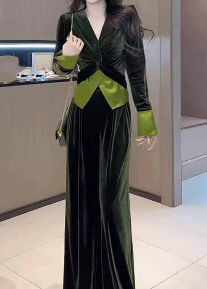 Modernt dammode: grönt tvådelat set med v-ringad topp & vida byxor. Elegant, bekväm stil för vår och sommar.