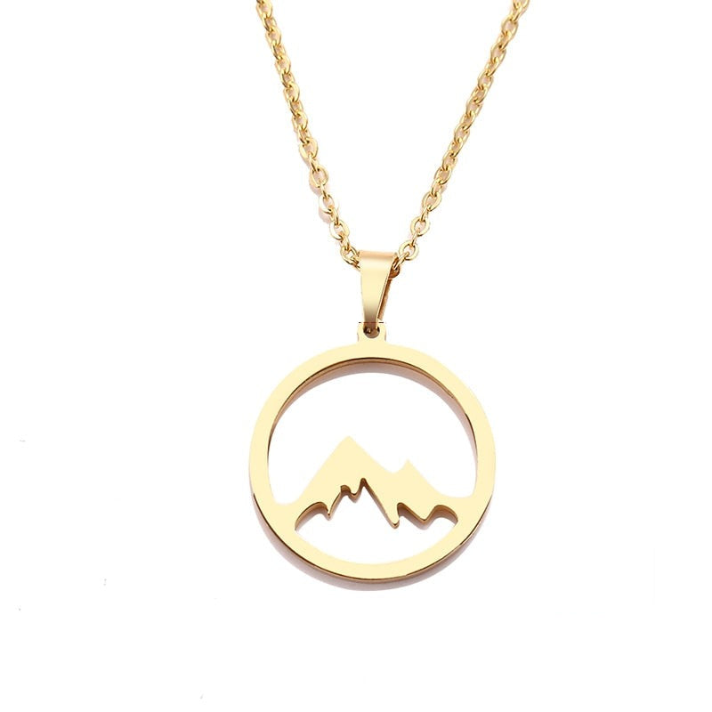 Elegant guldhalsband med bergsdesign, symboliserar styrka och frihet. Vattentåligt smycke för kvinna.