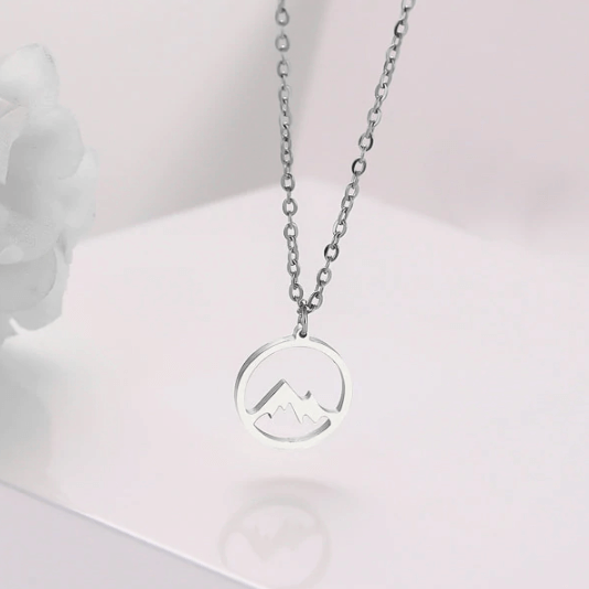 Elegant bergsbacken halsband för kvinnor, guldpläterat. Symboliserar styrka, frihet och mod.