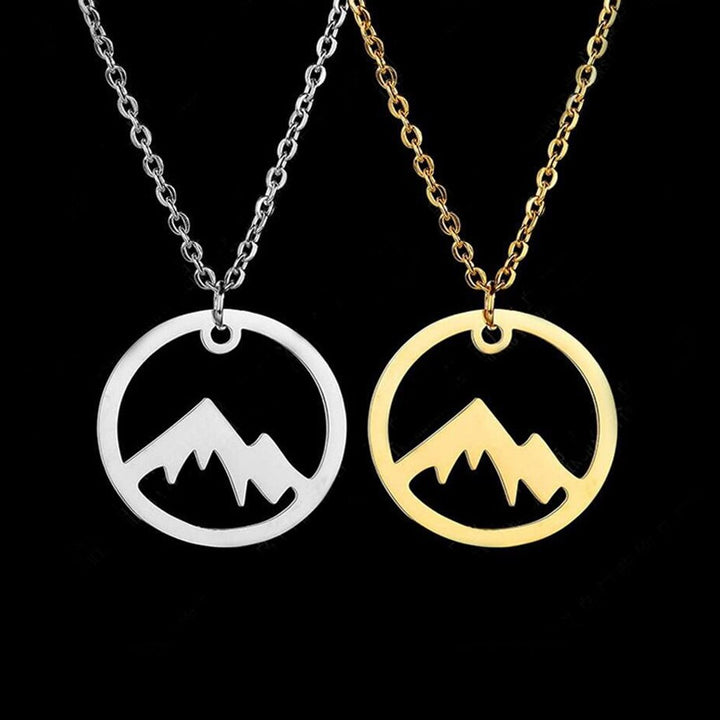 Glänsande silverhalsband med bergsmotiv, symbol för styrka och mod. Idealisk present för kvinnor.