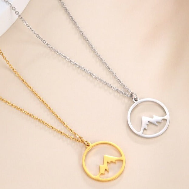 Mångsidigt bergsbacken halsband för kvinnor, guld eller silver. Symbol för styrka och elegant stil.