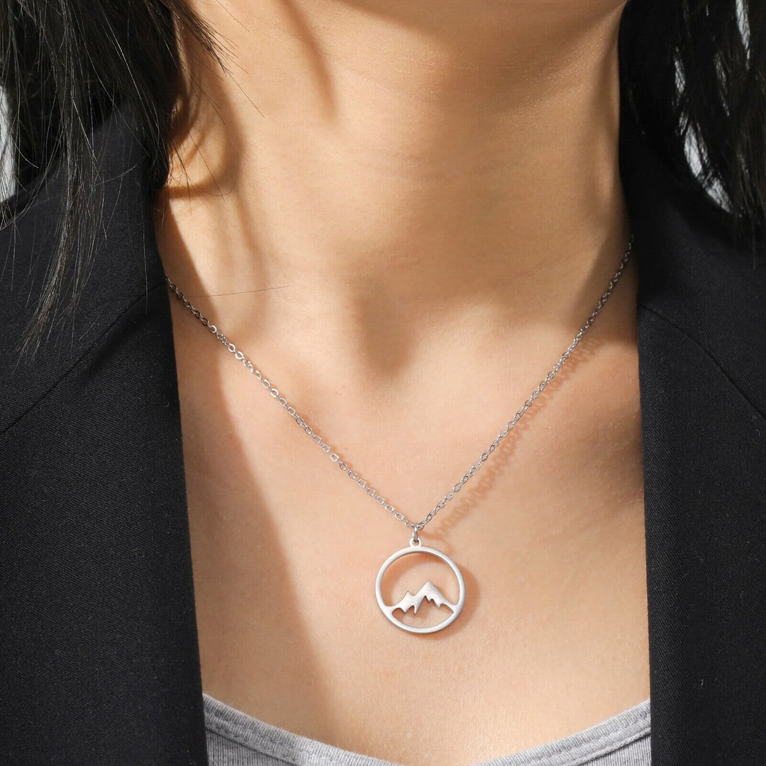 Vackert bergsbacken halsband för kvinna, en symbol för styrka, frihet och mod. Perfekt present.