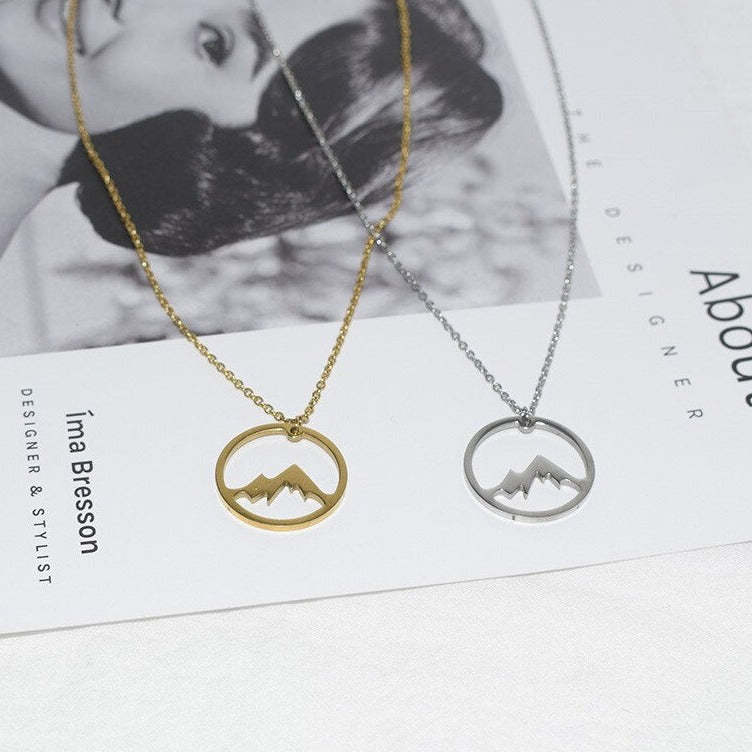 Närbild av bergsbacken halsband i silver, detaljrik design för den äventyrliga kvinnan.