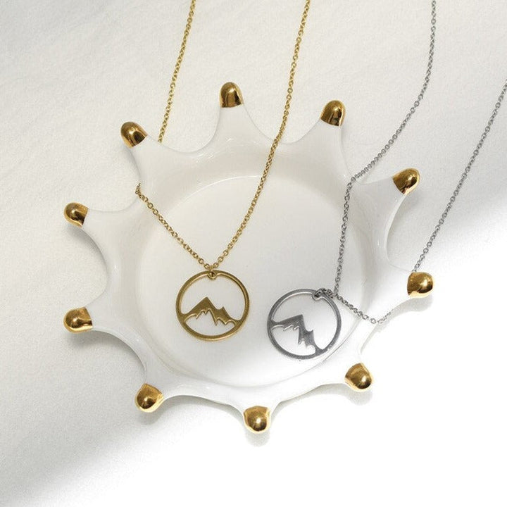 Kvinnors bergsbacken halsband i guld, elegant på halsen, symbol för personlig styrka och frihet.
