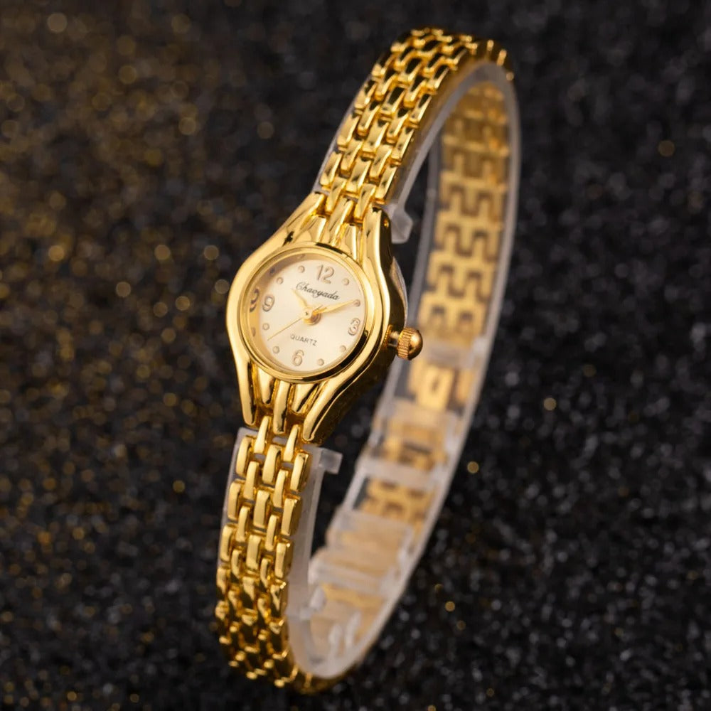 Lyxig damklocka i guldstil med fyrkantig urtavla. Elegant armbandsur för den stilmedvetna kvinnan.