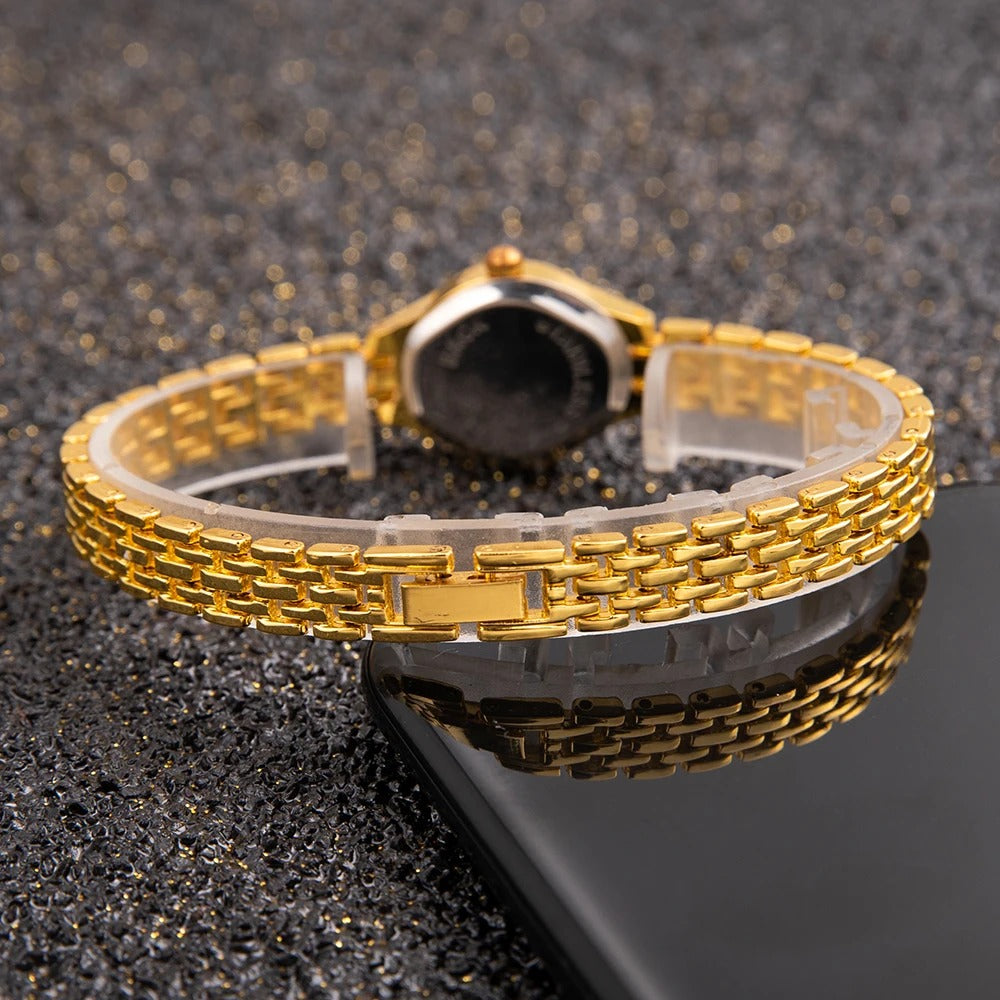 Fyrkantig damklocka i guld med minimalistisk design. Klassiskt armbandsur i rostfritt stål för kvinnor.