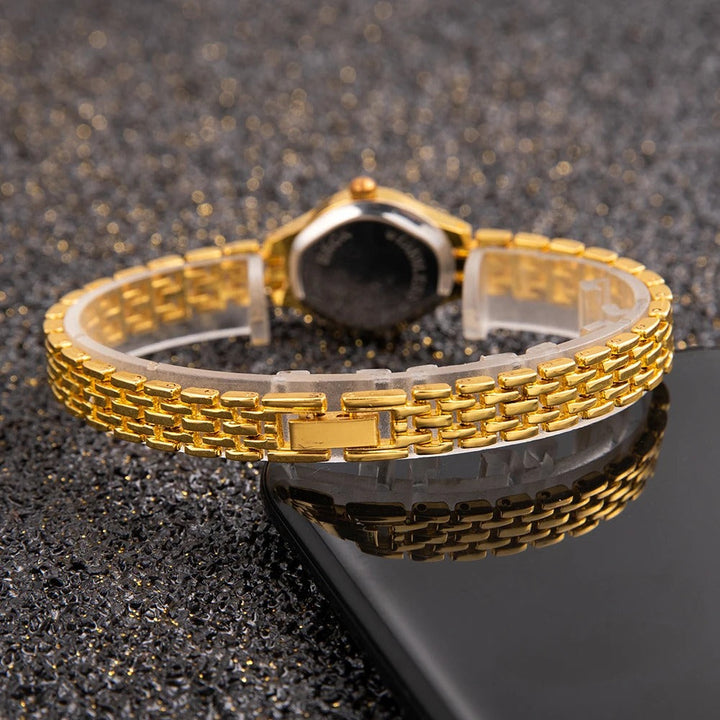 Fyrkantig damklocka i guld med minimalistisk design. Klassiskt armbandsur i rostfritt stål för kvinnor.