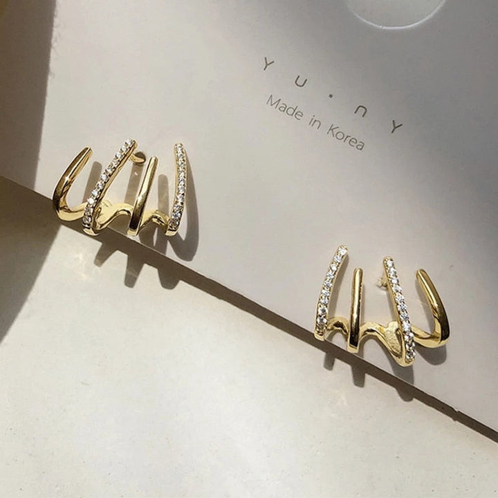 Modeaccessoar: silverfärgade damörhängen med zirkon i elegant klofattning.