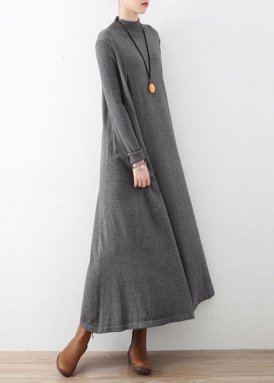 Svart höghalsad tunikaklänning med trendiga batwingärmar. Perfekt damkläder för en modern och elegant look.
