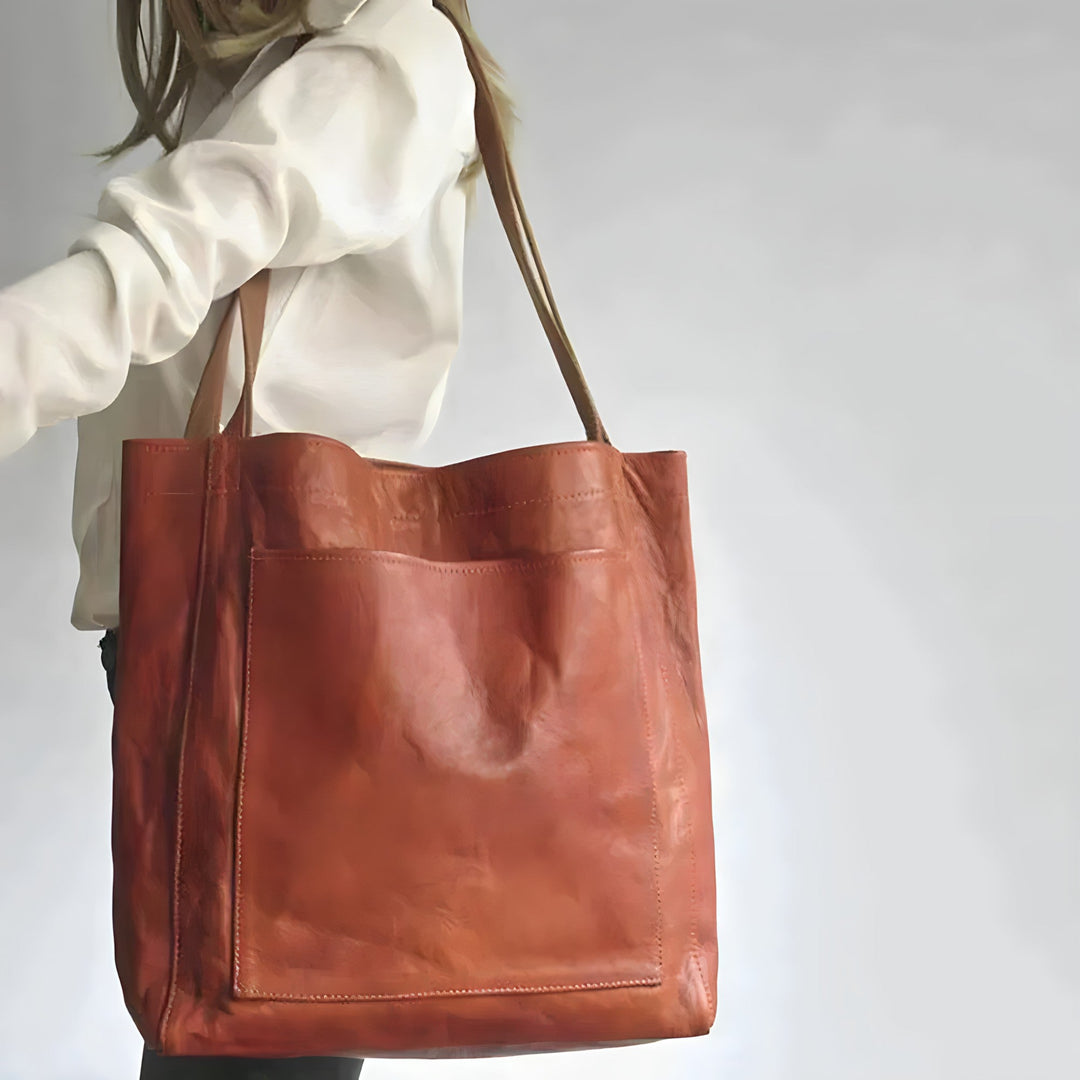 Brun handväska i läderstil, handgjord med tidlös design för kvinnor. Elegant axelväska.