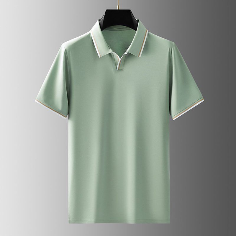 Närbild elegant polokrage på herr pikétröja. Visar detaljer och högkvalitativ design.
