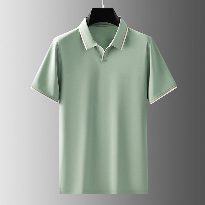 Närbild elegant polokrage på herr pikétröja. Visar detaljer och högkvalitativ design.