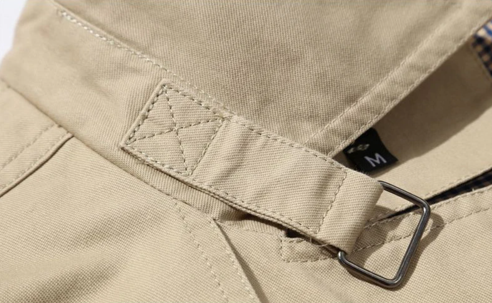 Höstmode: Herr trenchcoat med strukturerad design, dubbelknäppt stängning, i slitstarkt material.