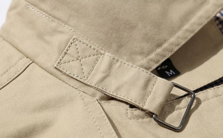 Höstmode: Herr trenchcoat med strukturerad design, dubbelknäppt stängning, i slitstarkt material.