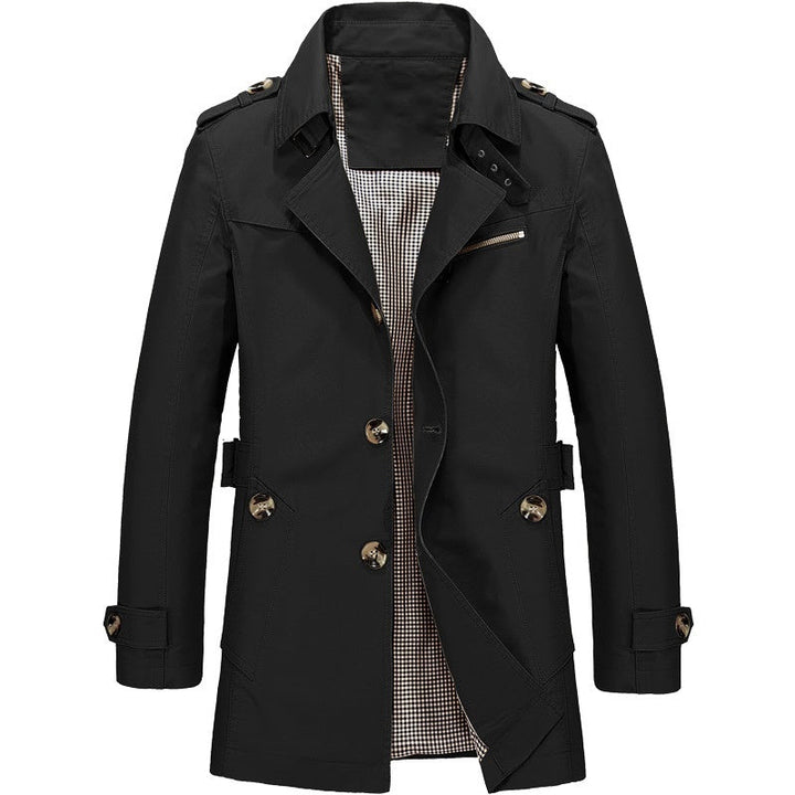 Modern herr trenchcoat i en neutral färg, dubbelknäppt med strukturerad silhuett.