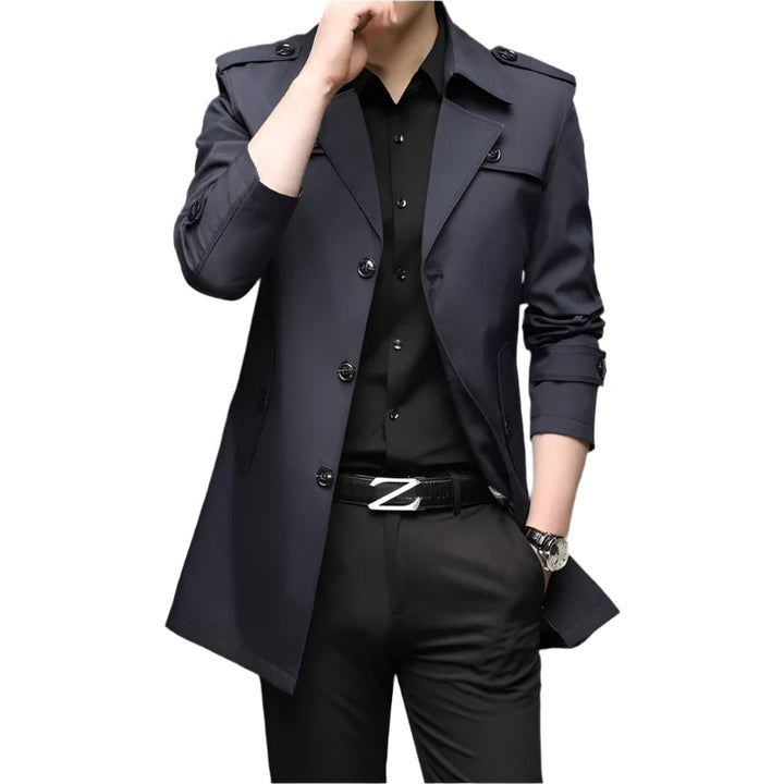 Elegant herr trenchcoat i klassisk stil, perfekt för vår- och höstmode. Stilrent ytterplagg.