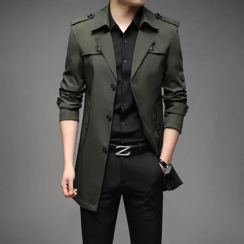 Stilren trenchcoat för män, idealisk för affärsmode. En elegant och klassisk herrkappa.