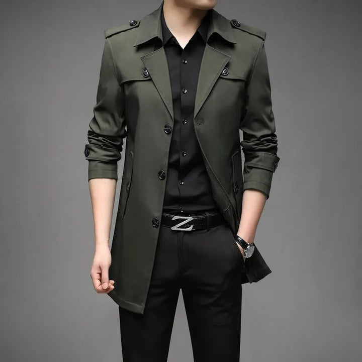 Stilren trenchcoat för män, idealisk för affärsmode. En elegant och klassisk herrkappa.