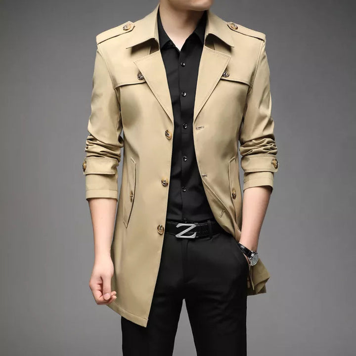 Herr elegant trenchcoat i tidlös design. Mångsidig vår- och höstkappa för sofistikerad stil.
