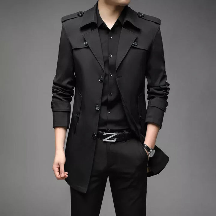 Klassisk trenchcoat herr, ett stilrent ytterplagg. Passar perfekt för en elegant affärslook.