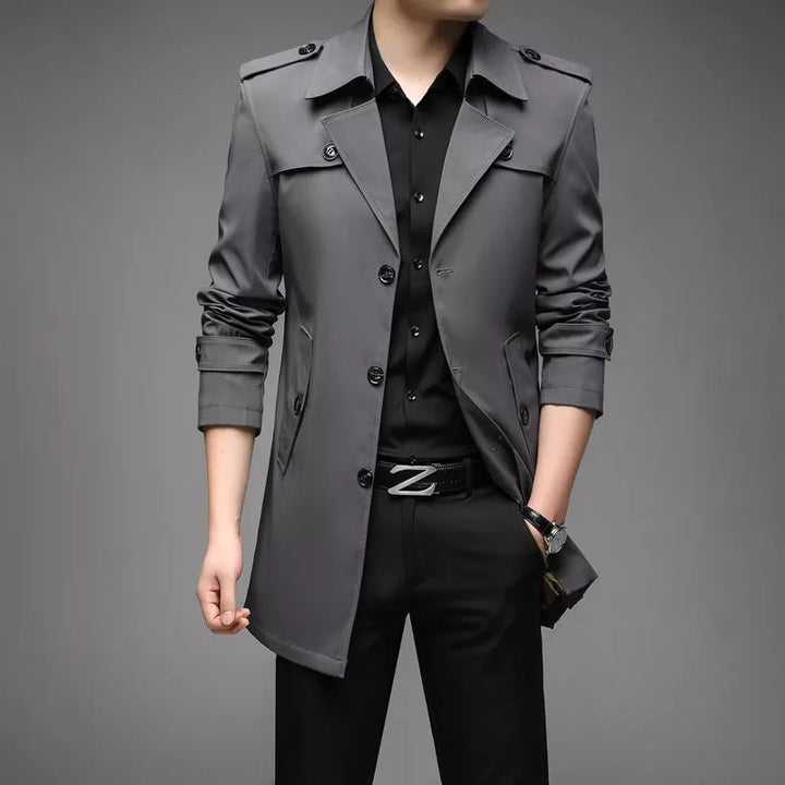 Sofistikerad herrkappa, trenchcoat. Ett elegant och tidlöst ytterplagg för vår och höst.