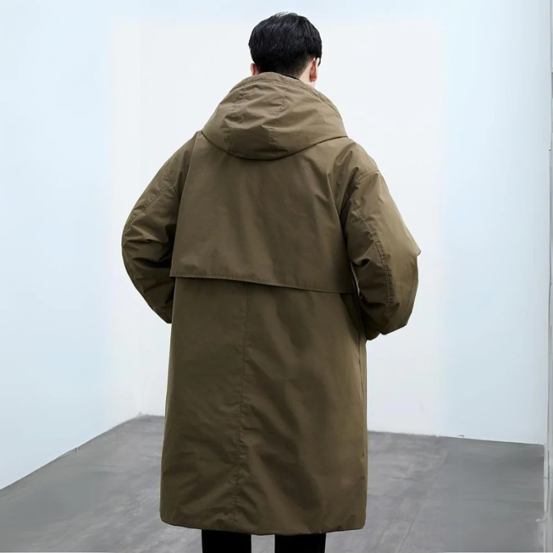 Stilren herr trenchcoat pufferjacka för kalla dagar. Elegant herrmode, varm ytterplagg och tålig mot väta.