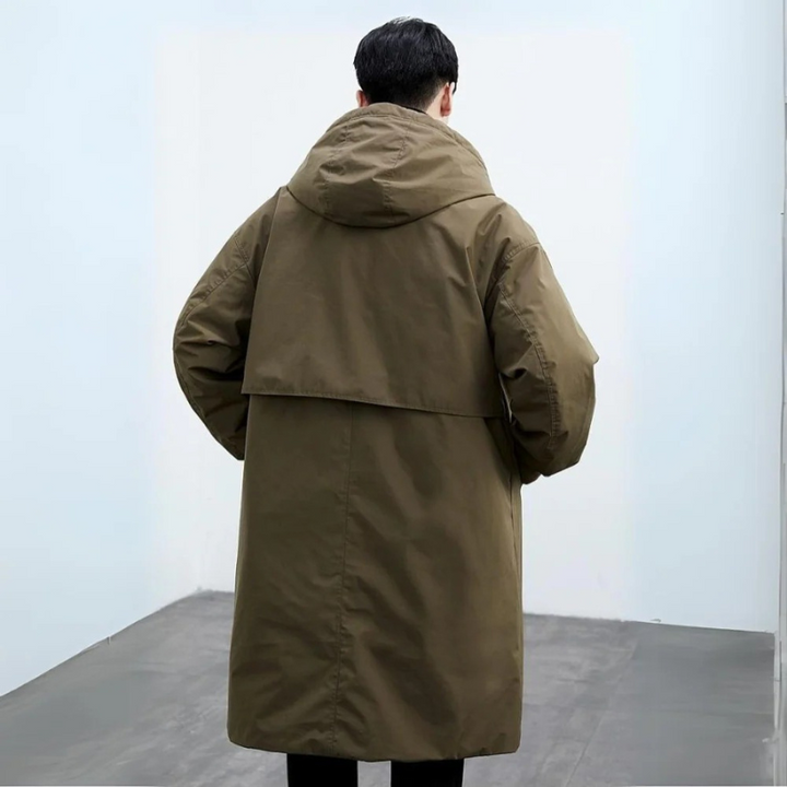 Stilren herr trenchcoat pufferjacka för kalla dagar. Elegant herrmode, varm ytterplagg och tålig mot väta.