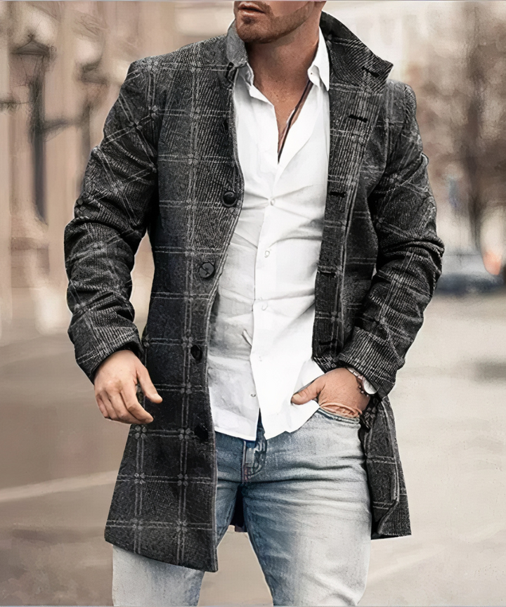 Stilren herrmode vintertrenchcoat. Lång kappa i modern design, perfekt för en chic och bekväm vinterlook.