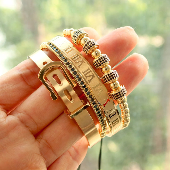Detaljbild: Elegant titanarmbandsset med gnistrande zirkoner och guldpläterade inslag för män.