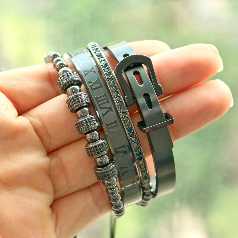 Lyxigt armbandsset i borstad titan för män. Elegant presentidé och stilfull accessoar.