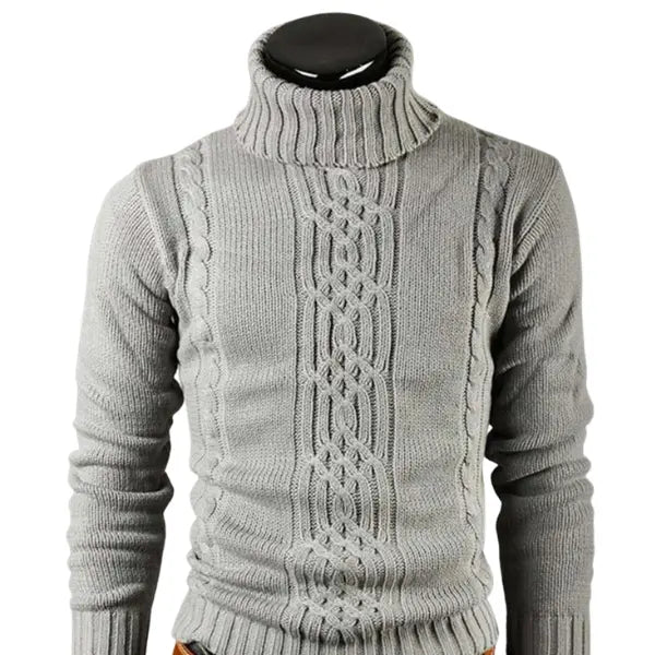Stilren kabelstickad polotröja för herr i svart, kombinerad med kavaj för elegant formell stil. Tidlös varm herrtröja.