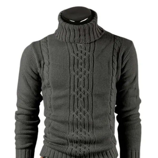 Herrars kabelstickad polotröja i en rik bordeaux-färg, utlagd. En tidlös, varm och elegant stickad tröja för höst/vinter.