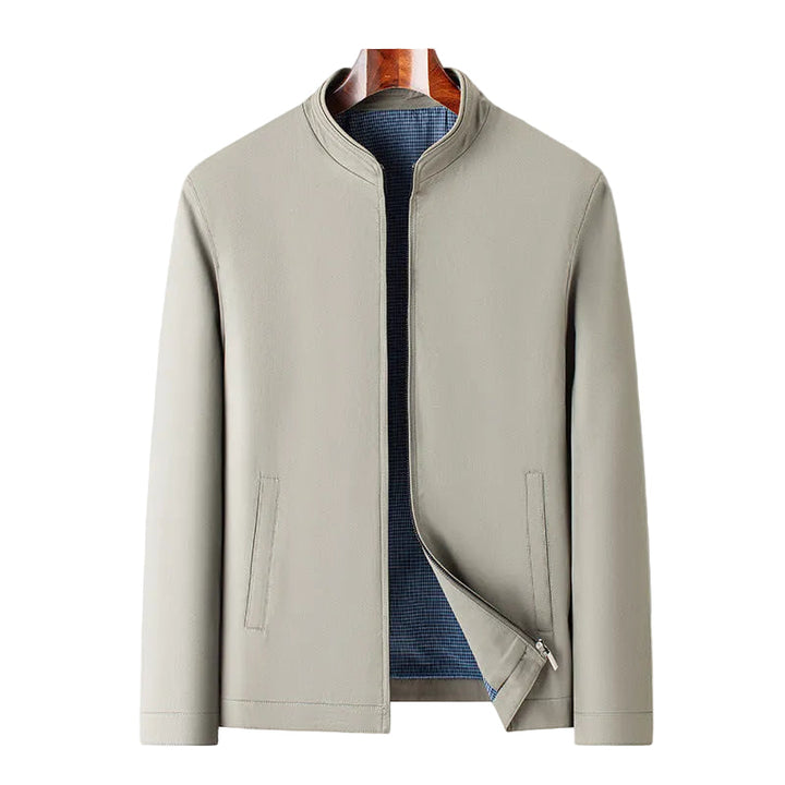 Elegant herrjacka med hög krage och dragkedja, perfekt för tidlös smart casual stil. Höst- och vinterjacka.