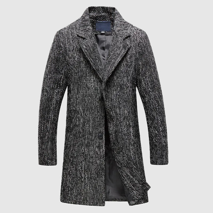 Man bär en tidlös herrkappa i ull, idealisk för business och formella tillfällen. En elegant kappdesign.