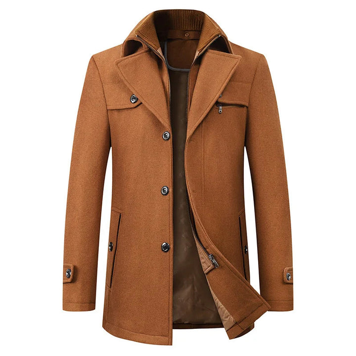 Stilren herrkappa, hög krage, tidlös design. Elegant och varm vinterkappa, perfekt ytterplagg för herrkläder.