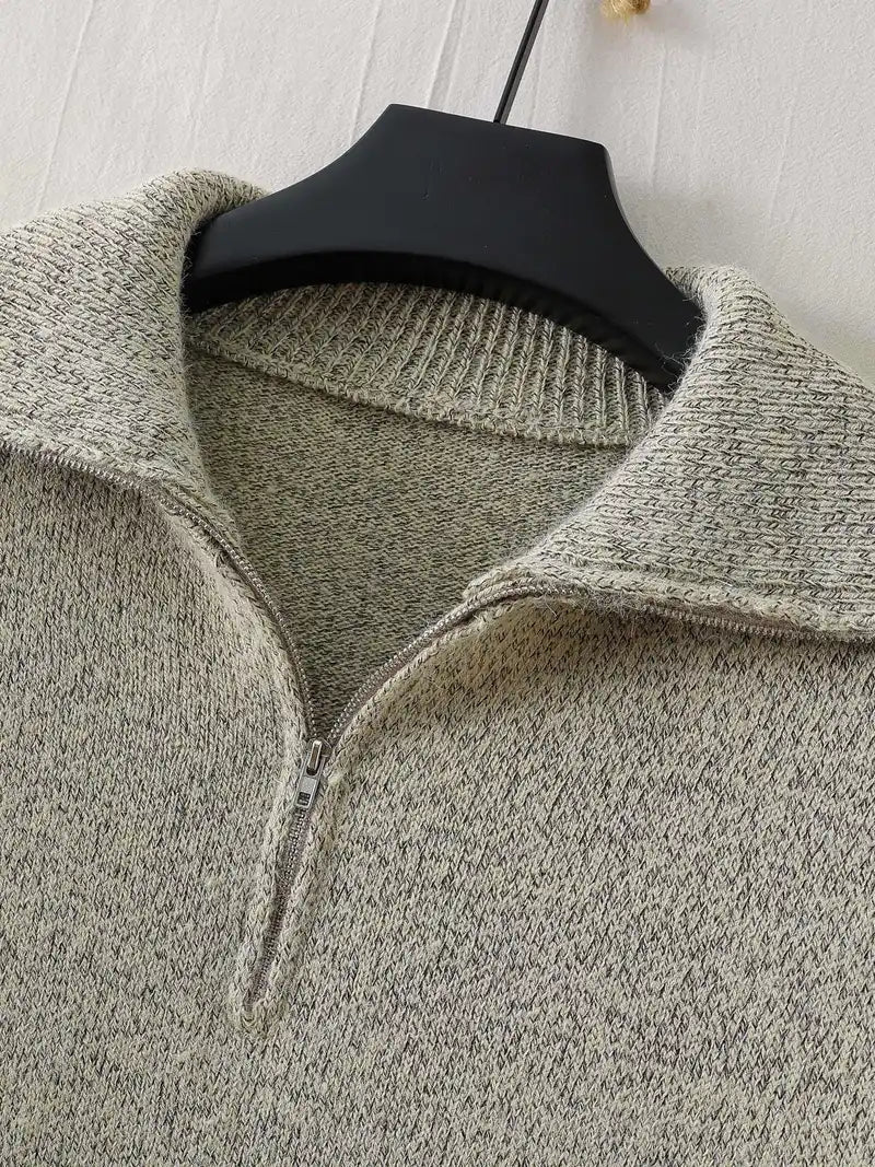 Sofistikerad herrzipsweater i italiensk stil med dragkedja. Representerar elegant herrmode, mycket bekväm.