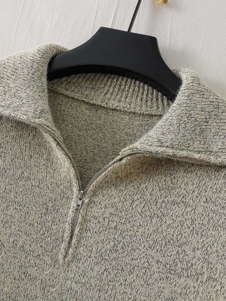 Sofistikerad herrzipsweater i italiensk stil med dragkedja. Representerar elegant herrmode, mycket bekväm.