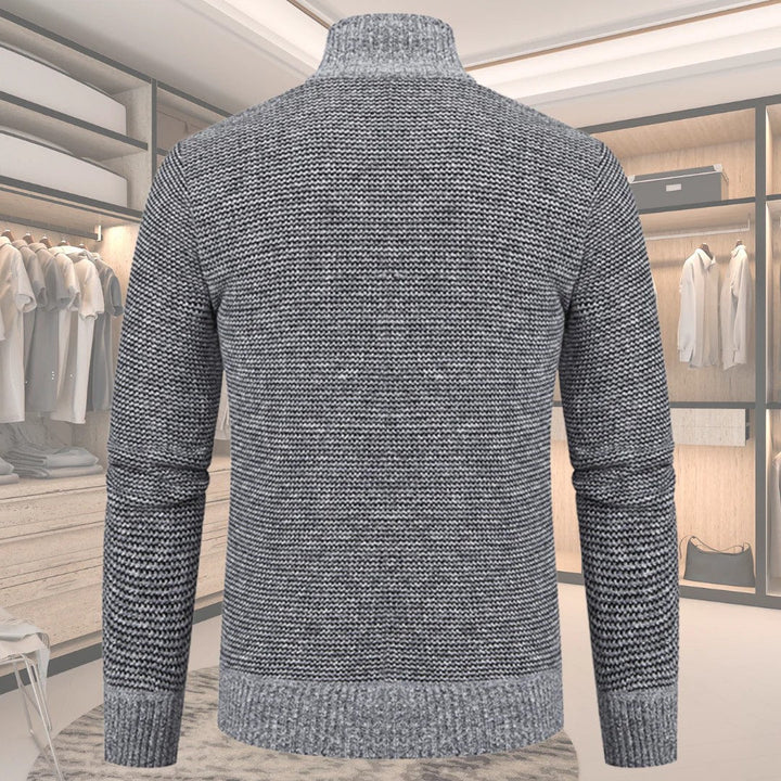 Stickad herrtröja i långärmad modell med unikt diamantmönster. Modern vardagsstil för en snygg och bekväm look.