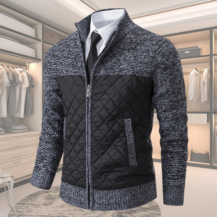Modern herrtröja med elegant diamantmönster. Stickad, långärmad överdel perfekt för en snygg fritids- och kontorslook.