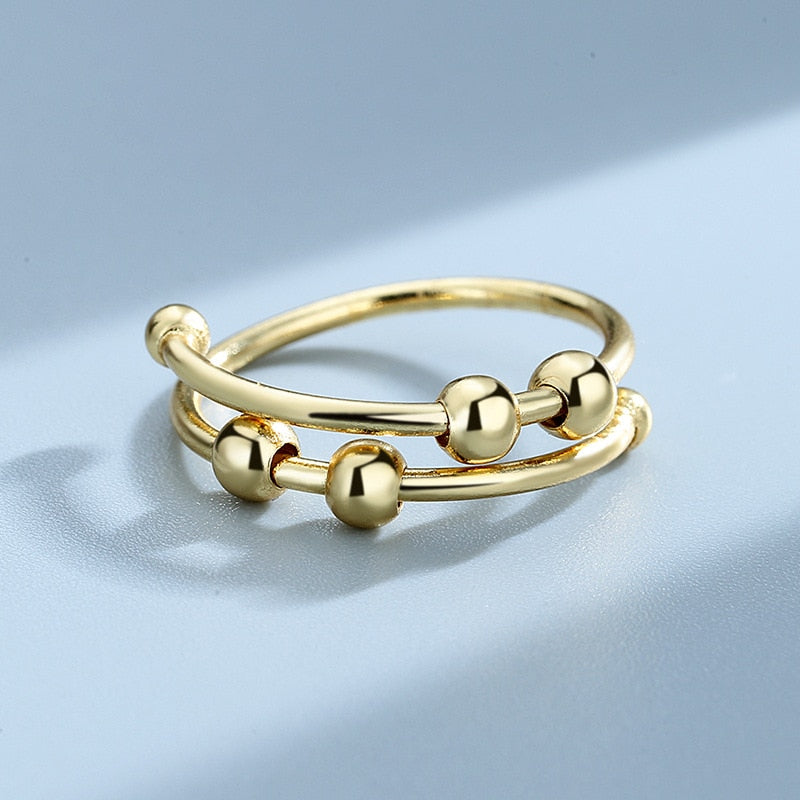 Damernas rotera fritt ring mot en mjuk bakgrund, framhäver dess lugnande och terapeutiska effekt.