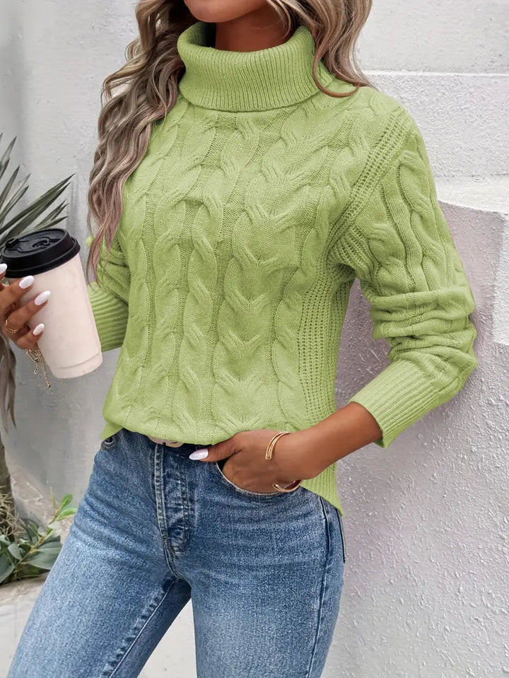 Klassisk kabelmönstrad tröja med turtleneck för kvinnor. Varm och stilfull för kallare väder.