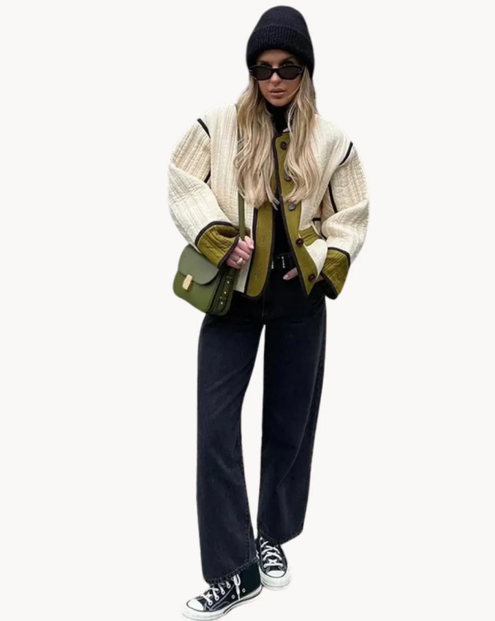 Kvinnors kaki grön jacka med unikt ko-tryck. Trendig polyester-bomull, elegant och mångsidig.