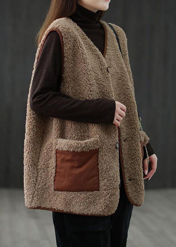Khakifärgad damväst med praktiska knappfickor. Ger en elegant och bekväm look för hösten.