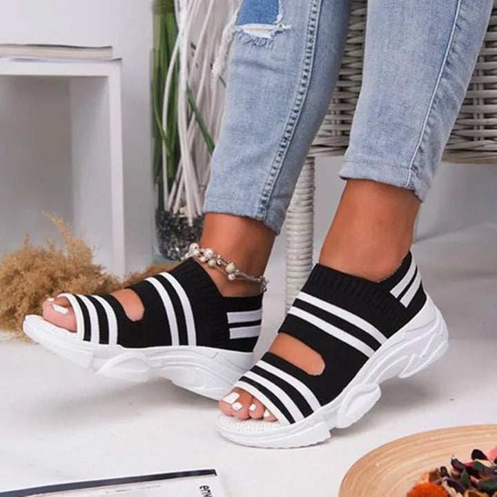 Stilfulla damsandaler med kilklack och öppen tå. Elegant design, idealisk för sommarens trender.