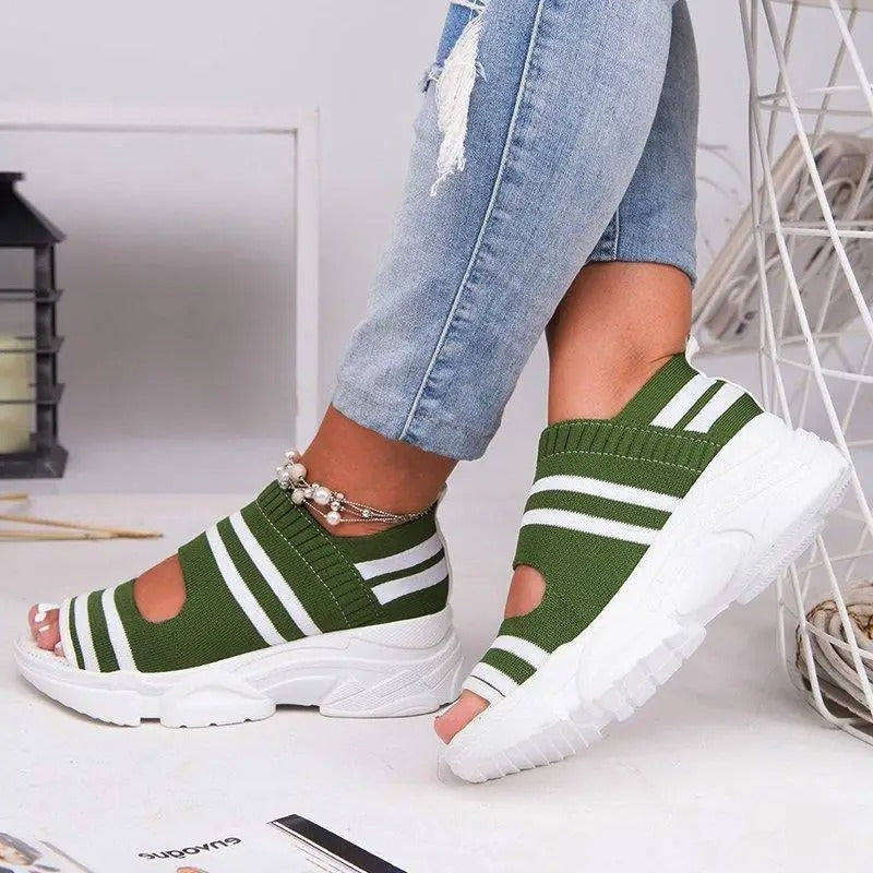 Öppen tå kilklackssandaler för dam. Eleganta, bekväma och trendiga sommarskor med plattform.