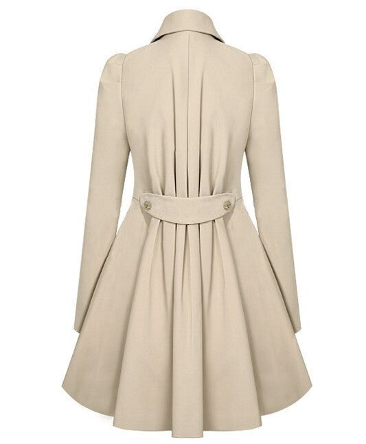 Detaljbild av en klassisk kvinnors trenchcoat, visar eleganta knappar och bälte. Perfekt för vår- och höstmode.