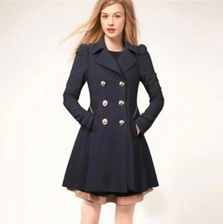 Kvinnors stilrena trenchcoat, perfekt för vardag eller elegant tillfälle under vår och höst. Tidlös modedesign.