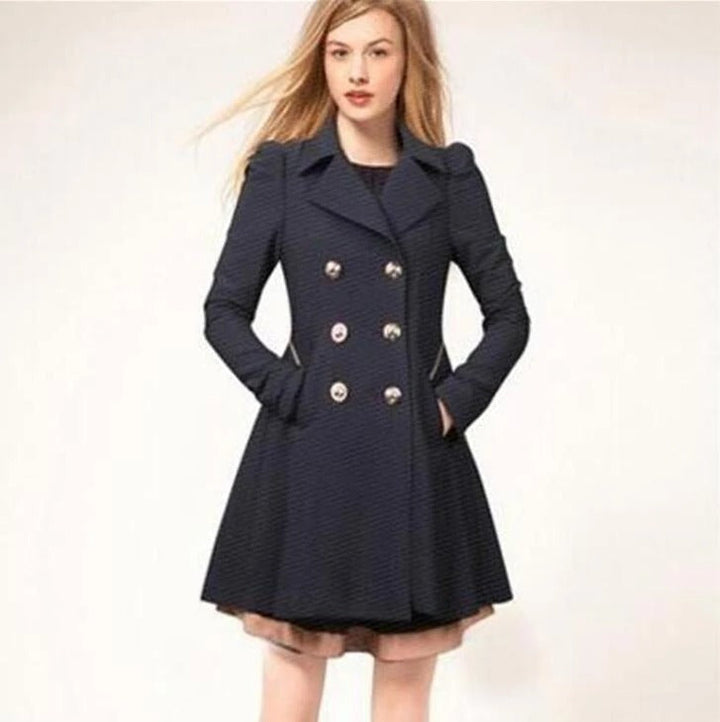 Kvinnors stilrena trenchcoat, perfekt för vardag eller elegant tillfälle under vår och höst. Tidlös modedesign.